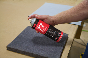 3M Клей-спрей 77, аэрозольный эластомерный однокомпонентный универсальный, полупрозрачный (белый), 500 мл