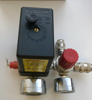 Pegas 2608И Реле давления для компрессора Pegas в сборе 380 В (2 быстросъемных выхода)